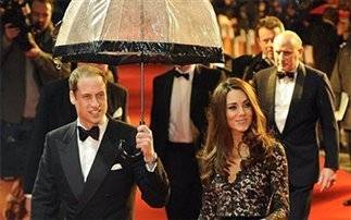 A Real Gentleman! Prince Harry Ensure Not wet his"Princess"