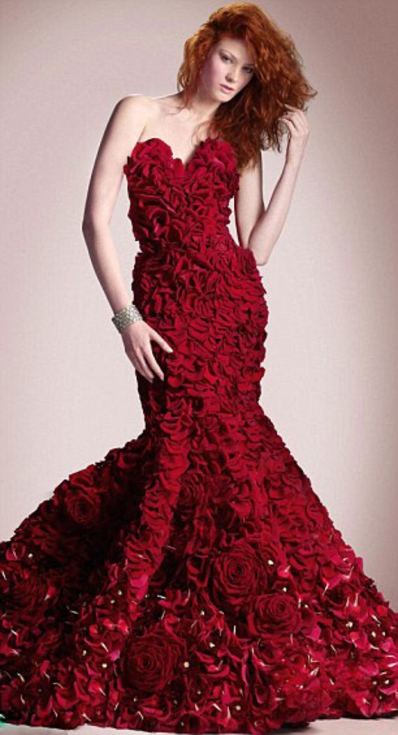 The Special Dress Made from 2,000 Fresh Roses for Valentine's Day 1