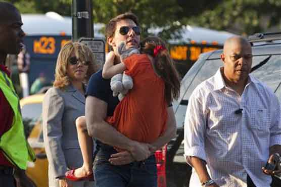 After Holmes Split, Tom Cruise Meet His Daughter on New York Street 2
