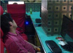 Chinese Spent Two Months in an Internet Cafe, Playing WoW 1